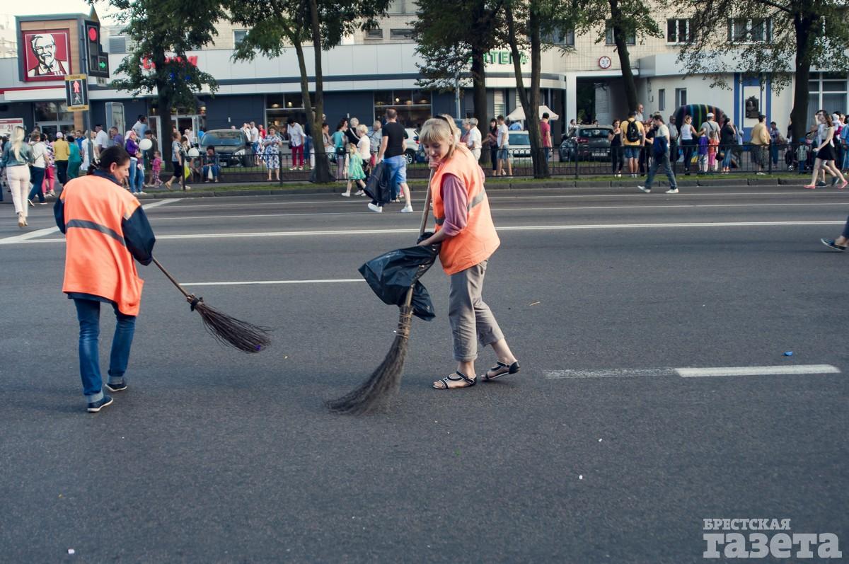 Дворники жалуются на условия труда