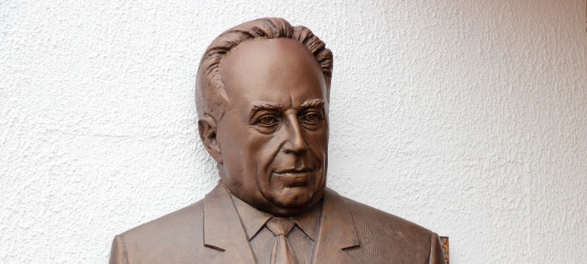 Мемориальная доска с барельефом Михаила Иоффе на здании предприятия «Брестгазоаппарат». Фото: vb.by