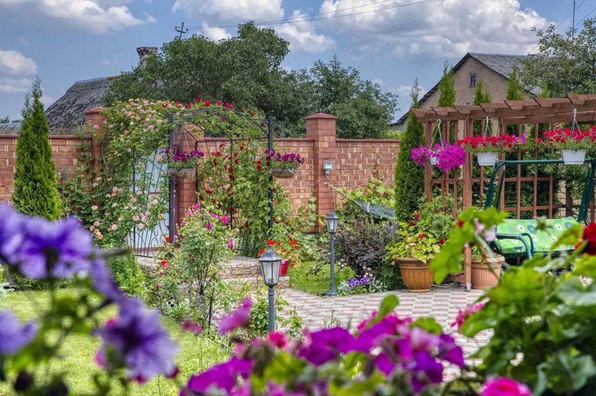 Зона отдыха во дворе дома.