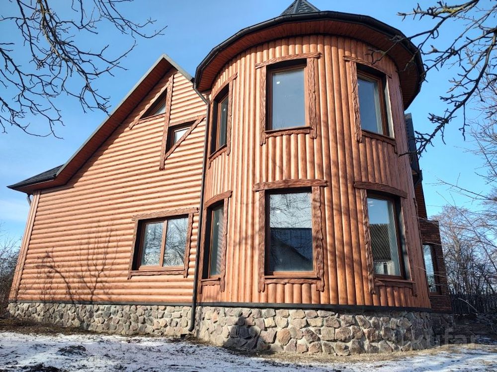 Внешний вид дома сзади.