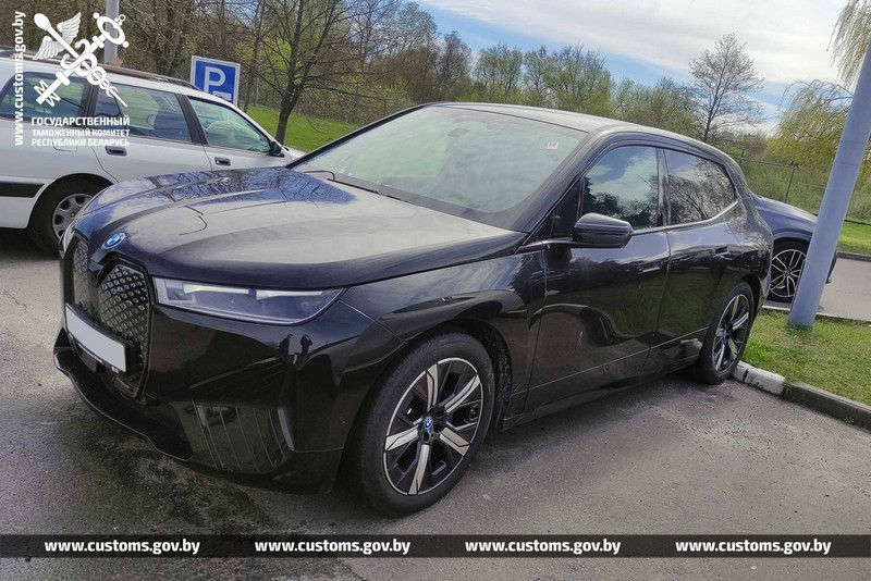BMW IX xDrive40 2022 года выпуска, стоимость которой пытались занизить перегонщики.