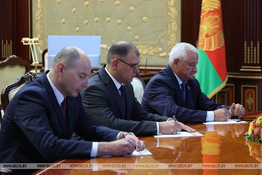Петр Пархомчик, Виктор Каранкевич и Алексей Кушнаренко во время назначения Лукашенко на новые руководящие должности. Фото: Белта.