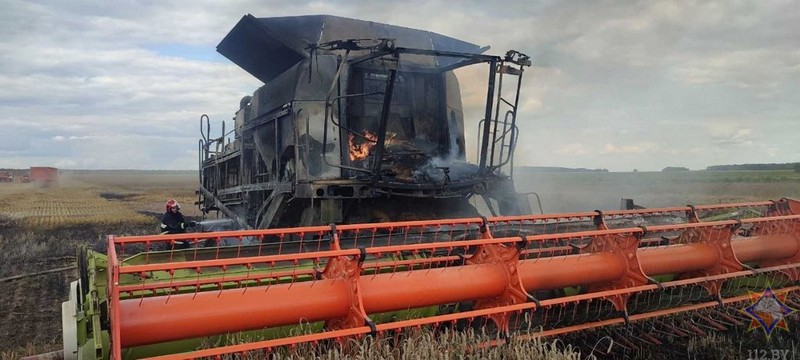 Сгоревший комбайн в Пружанском районе. Фото: МЧС