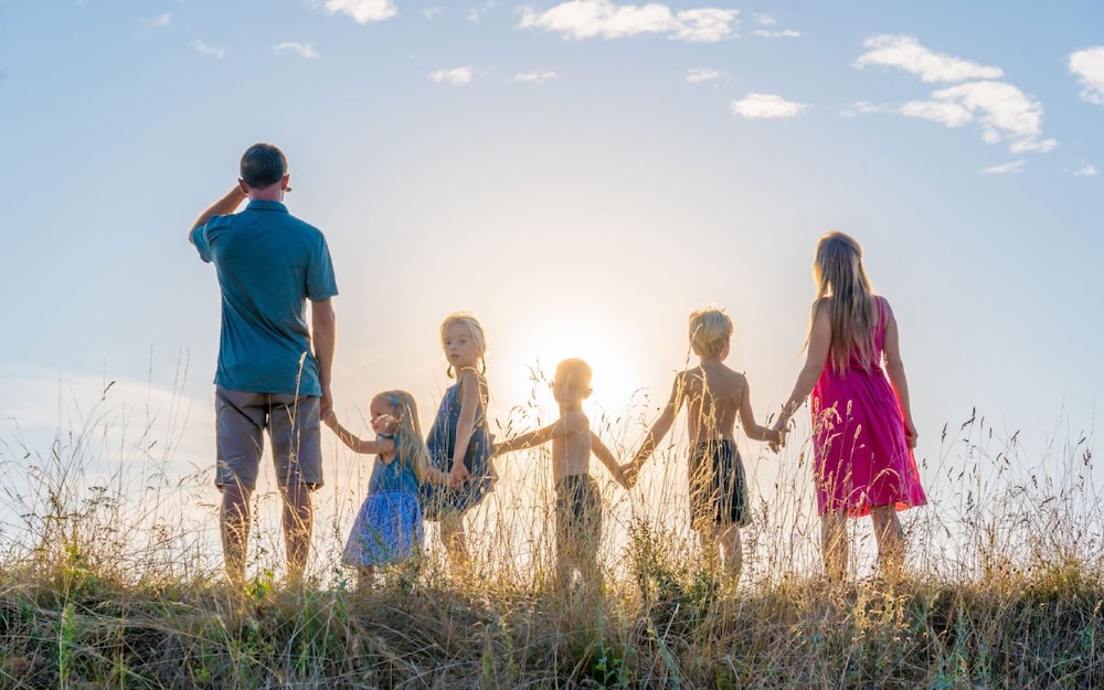 Семья из шести человек. Иллюстративное фото с сайта shutterstock.