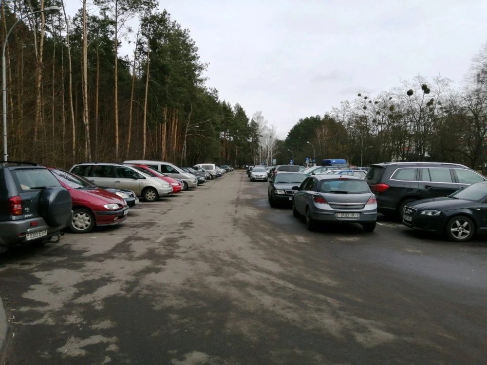 Парковка на территории Брестской областной клинической больницы. Фото из яндекс-карт