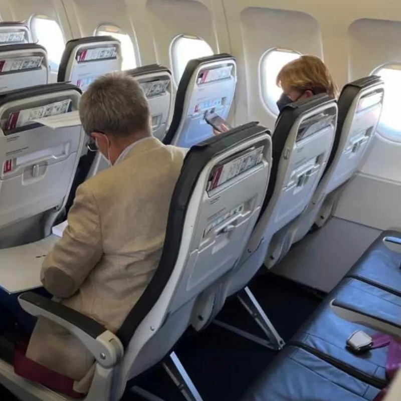 Ангела Меркель летит в самолете эконом-классом в 2023 году