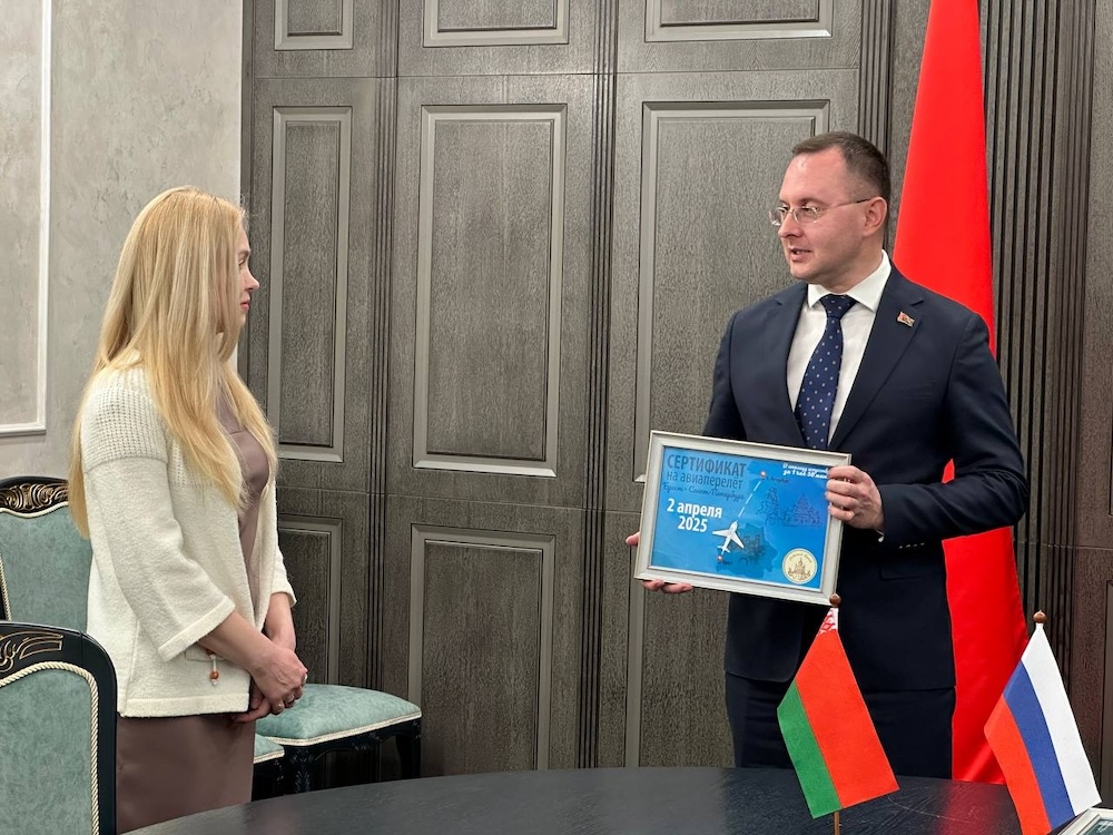 Председатель горисполкома Сергей Лободинский вручает жене победителя главный приз за новый слоган о Бресте. Фото: «Любимый Брест».