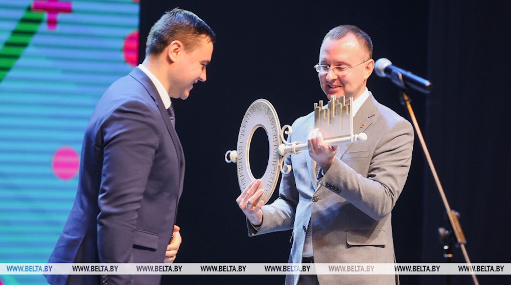 Сергей Лободинский получает символический ключ эстафеты Молодежной столицы Беларуси. Фото: БЕЛТА.