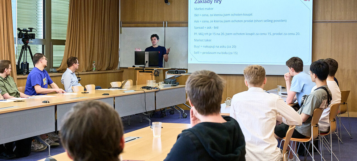 Чешские студенты во время карьерного для в университете. Фото: https://fel.cvut.cz/