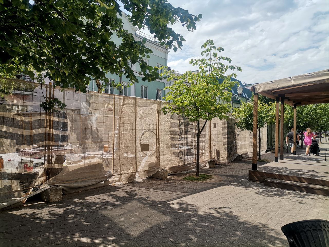 Советская в Бресте. Ведутся работы по установке арт-объекта. Фото: «Любимый Брест».