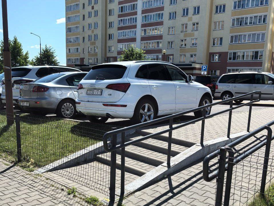 Забор со штырями в Бресте на Махновича, 29. Фото: Телеграм.