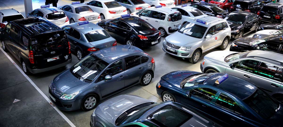 автосалон. много дорогіх і красівых машін