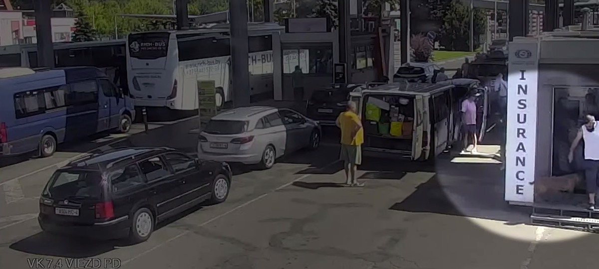 Служебная собака среагировала на мужчину в пункте пропуска «Брест». Скриншот видео ГПК Беларуси