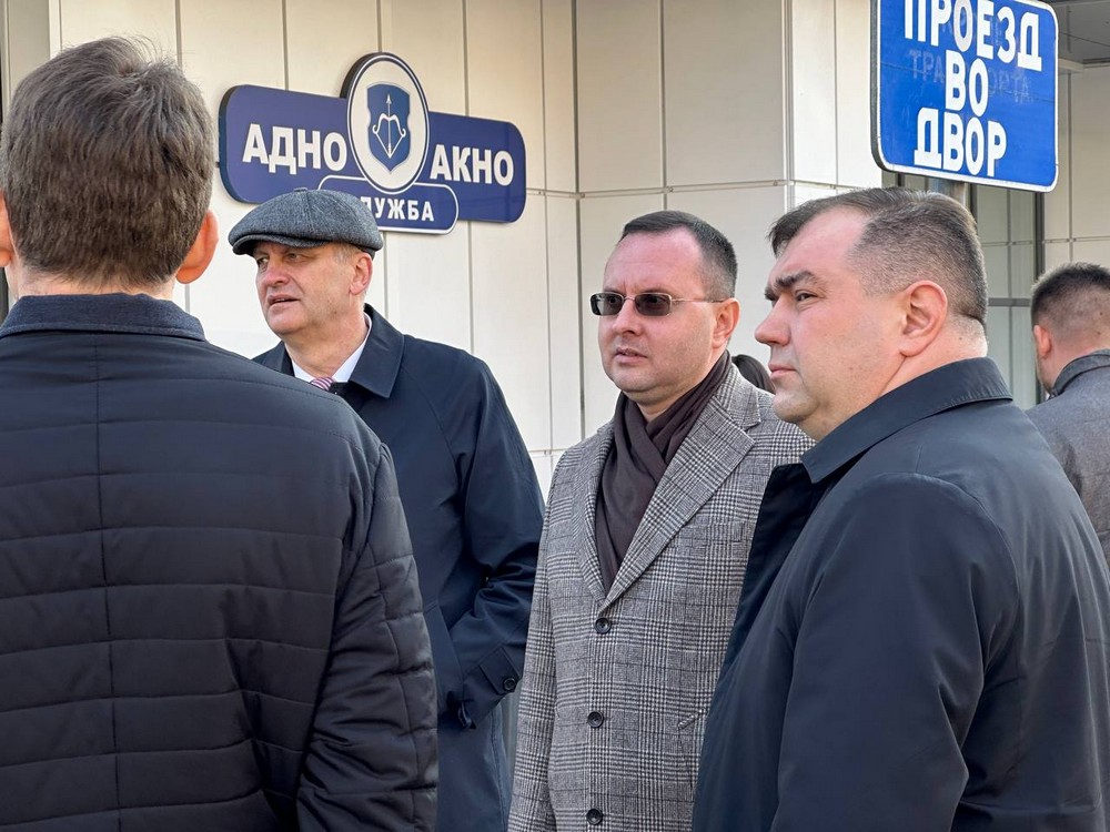 Сергей Лободинский возле службы «Одно окно». Фото: Брестский горисполком