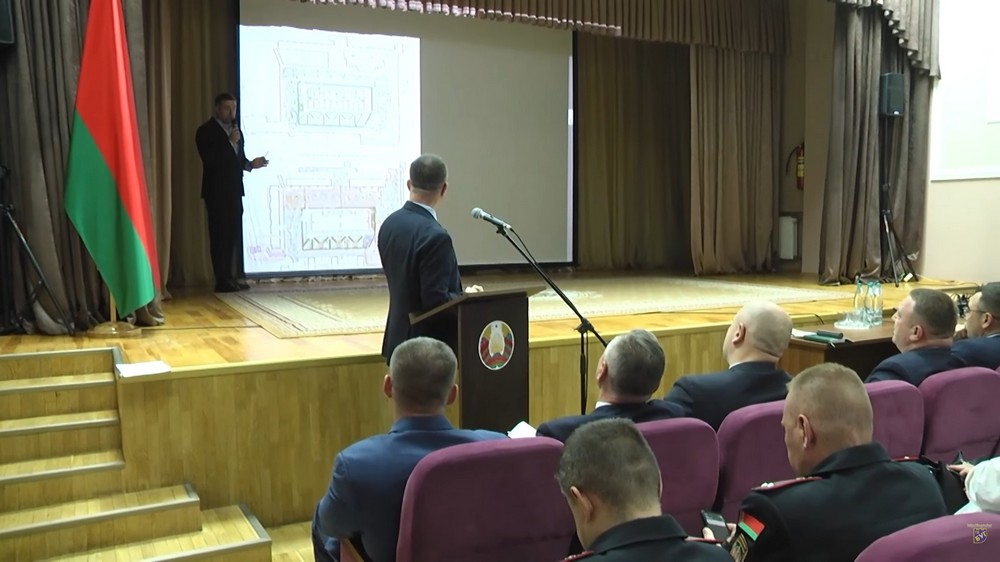 Чиновники на встрече с жителями Южного 22 октября 2025 года. Скриншот видео