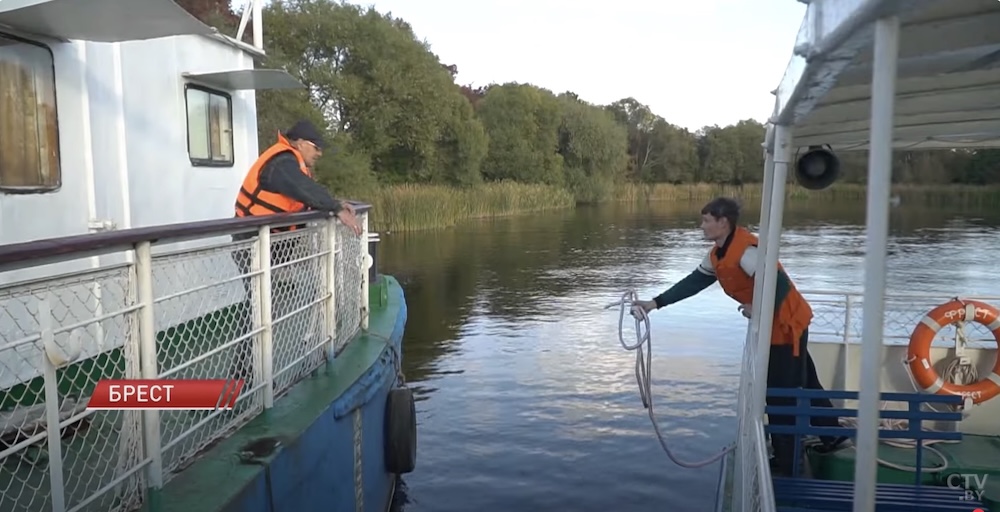 Учебный теплоход «Фрост» швартуется к берегу