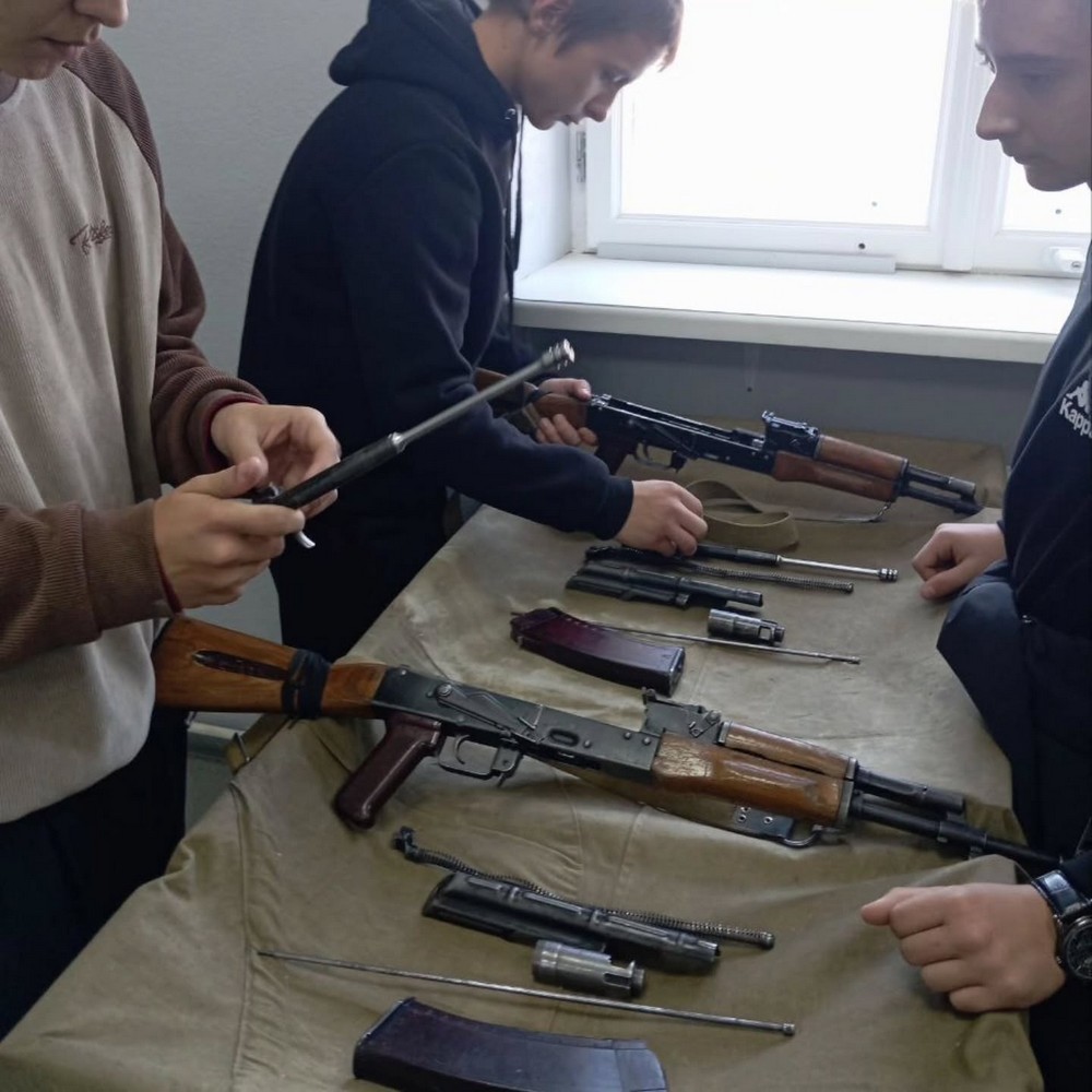 Школьники в патриотическом центре в Брестской крепости