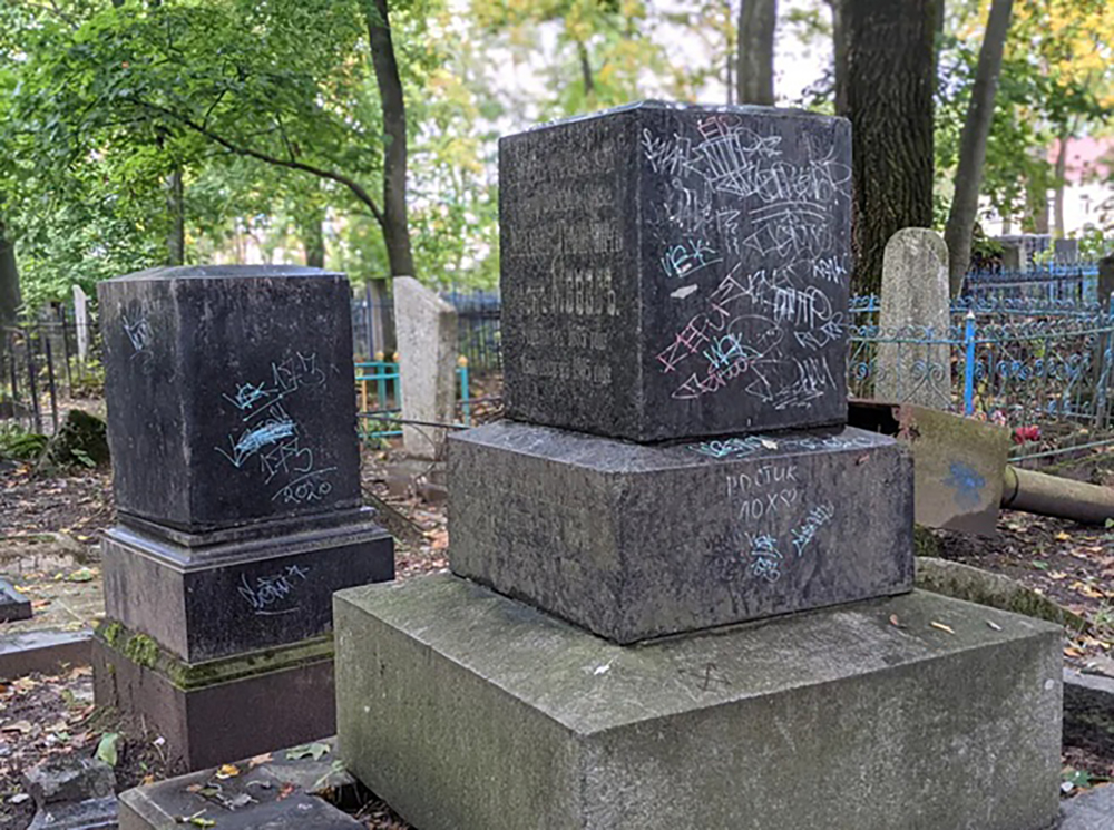 вандализм на кладбище