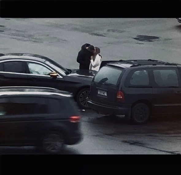 Парень успокаивает девушку после ДТП в Бресте 2 декабря 2025 года. Фото из TikTok