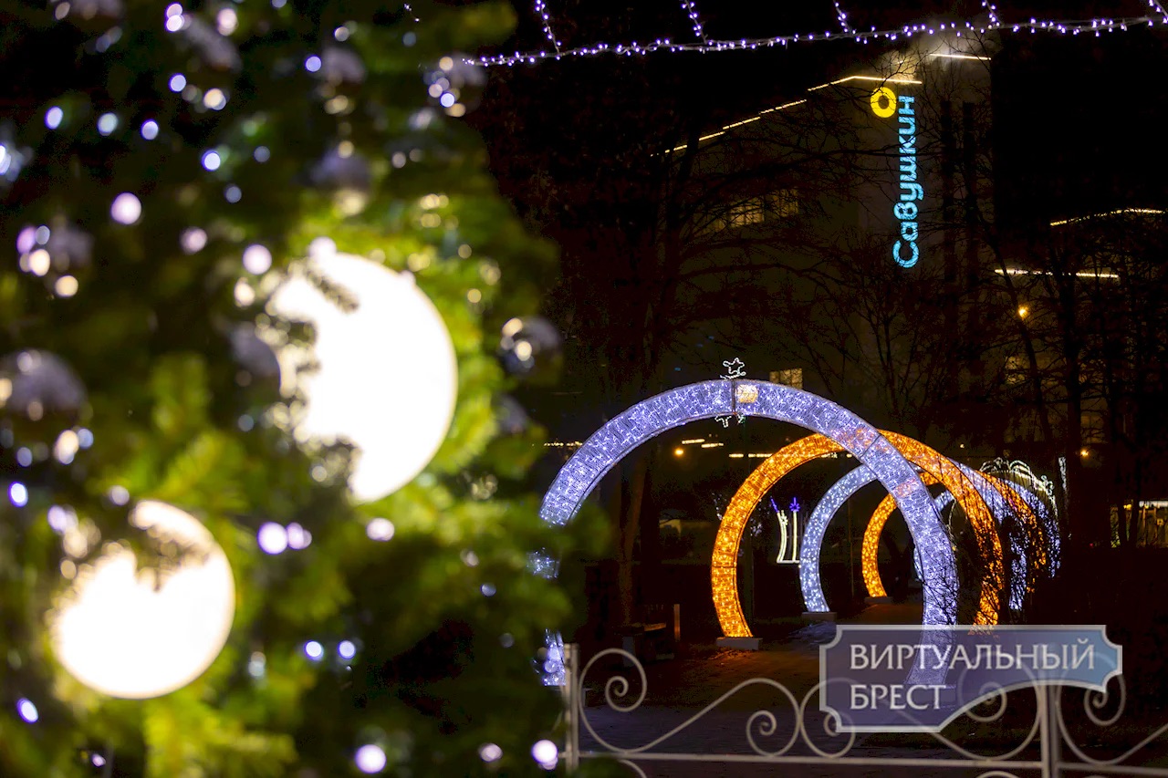 Аллея из световых арок в Парке Мира в Бресте.