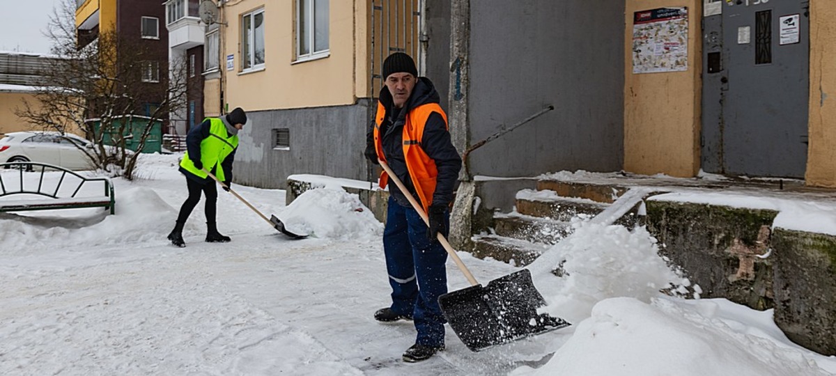 Дворники убирают снег в Витебске