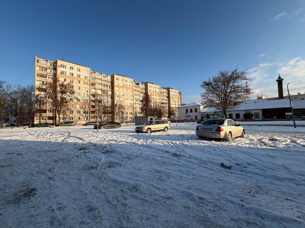 Парковка за «Дидас Персией» в Бресте. 