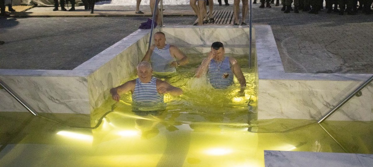 Петр Пархомчик окунулся в купели на Крещение 19 января 2026 года. Фото: Брестский облисполком