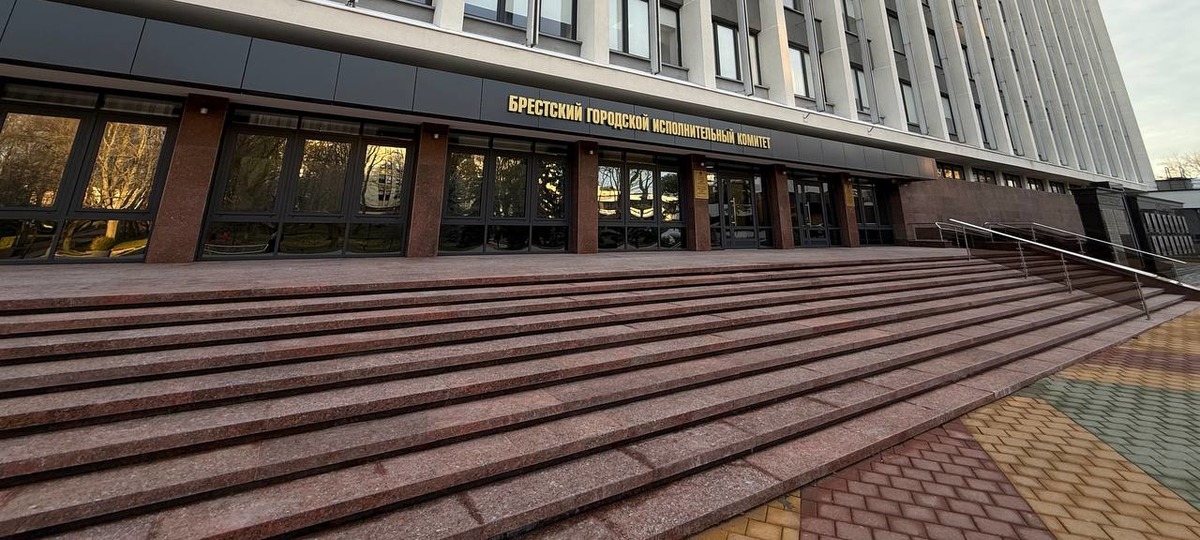 Вход в Брестский горисполком. Иллюстративное фото