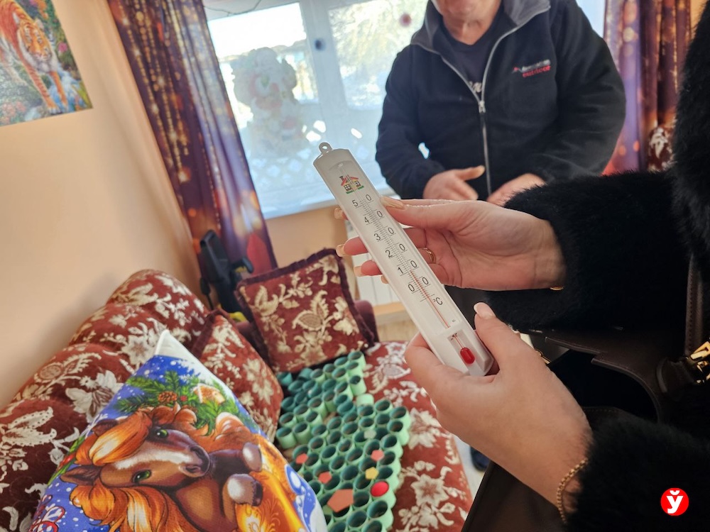 Комиссия измеряет температуру в одном из домов по ул. Ленинской в деревне Ганцевичи Борисовского района. 