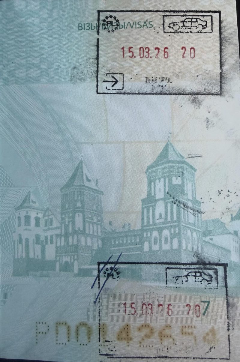 Два штампа в паспорте беларуски Анастасии. Фото из Threads