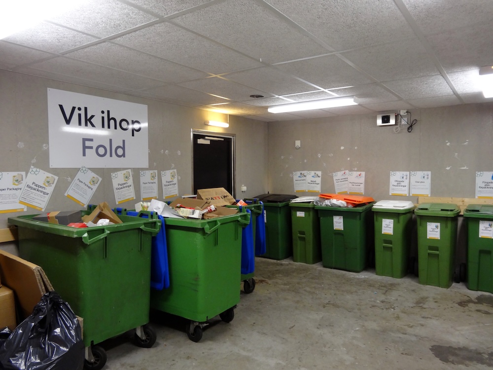 Комната для мусора в одном из ЖК Швеции.