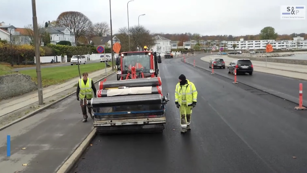 Асфальтирование дороги в Дании. 