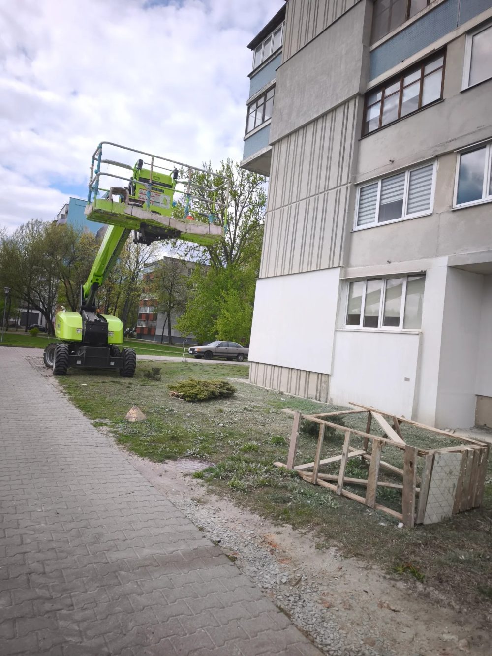 Приводят в порядок дом на улице Московской в Бресте. Фото из Threads