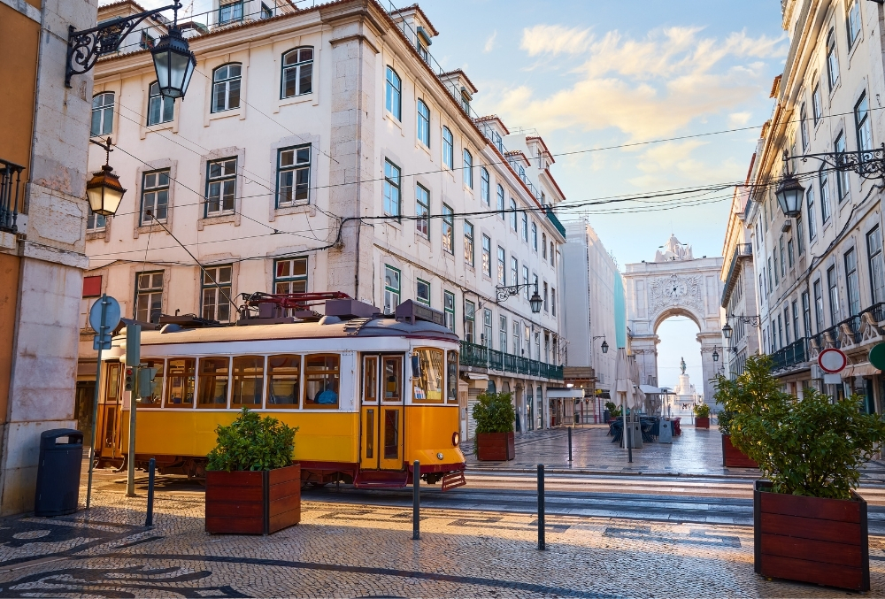 Желтый трамвай на улице в центре Лиссабона — один из самых узнаваемых туристических символов Португалии