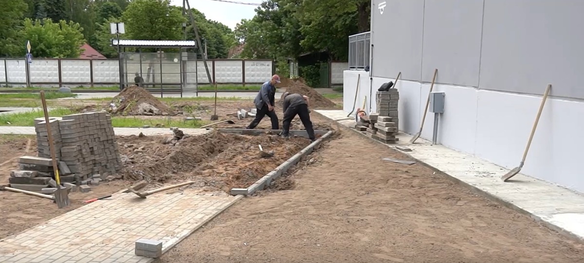 Строители исправляют косяки возле нового дома в Бобруйске