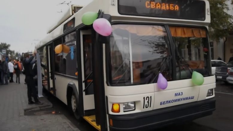 Свадьба в троллейбусе в Бресте в 2011 году. Фото из TikTok