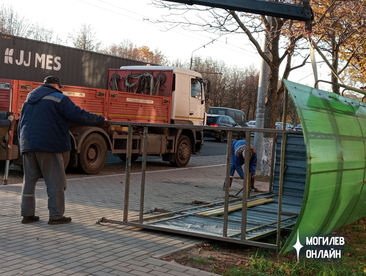 остановка общественного транспорта во время демонтажа
